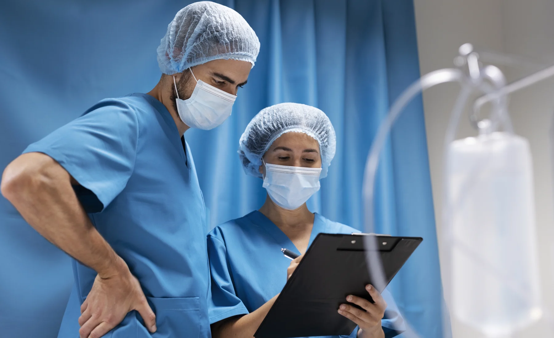 medium-shot-nurses-with-face-masks